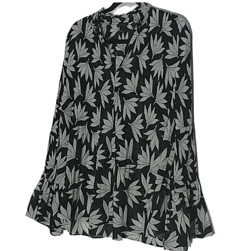Anna Taylor black with white leaf print size small in great condition